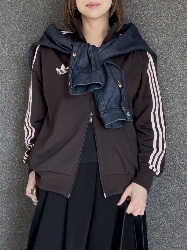adidas Originalsトラックジャケットにデニムジャケットを肩掛けした、大人カジュアルコーデ
