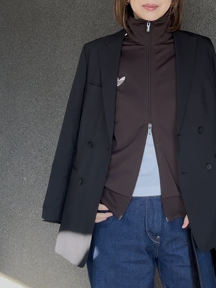 adidas OriginalsトラックジャケットにUNIQLOの感動ジャケットをレイヤードした大人カジュアルコーデ
