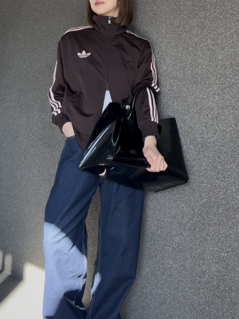 ルーズデニムにadidas Originalsトラックジャケットを合わせた大人カジュアルコーディネート