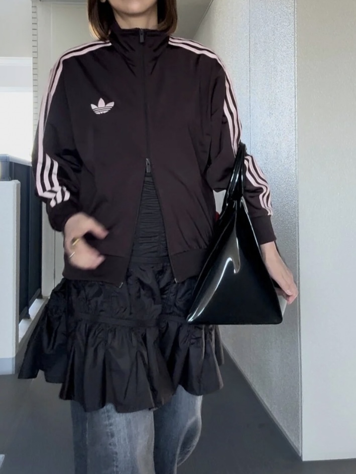 adidas Originalsトラックジャケットにひざ丈スカートとワイドデニムパンツをレイヤードした遊び心のある大人コーデ
