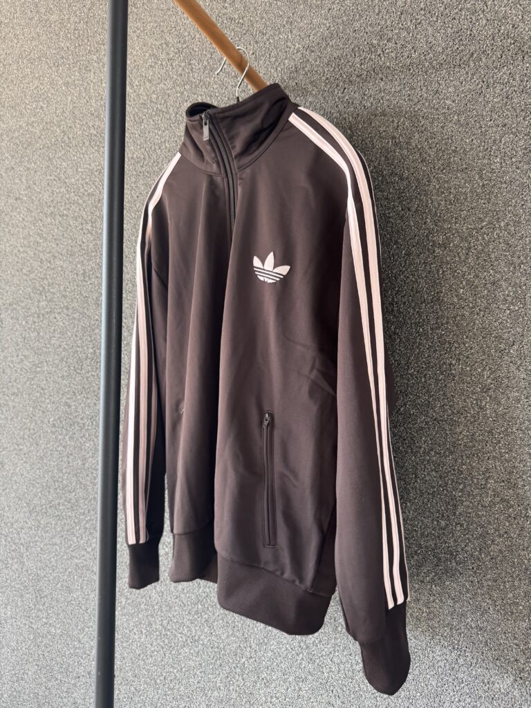 adidas Originalsファイヤーバードのトラックジャケット、大人カジュアルに着やすいニュアンスブラウンカラー